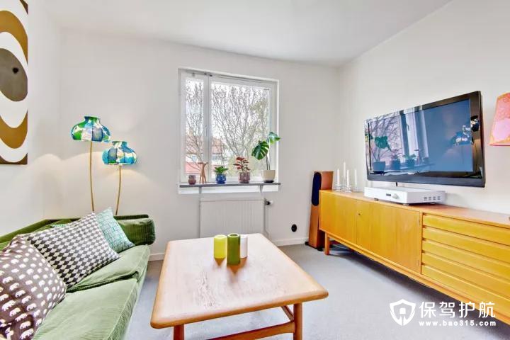 客厅整体硬装以简单实用为主，摆上一张木质感的茶几与电视柜，结合一套现代舒适的绿色布艺沙发，整个空间都显得格外的自然舒适而又大方。