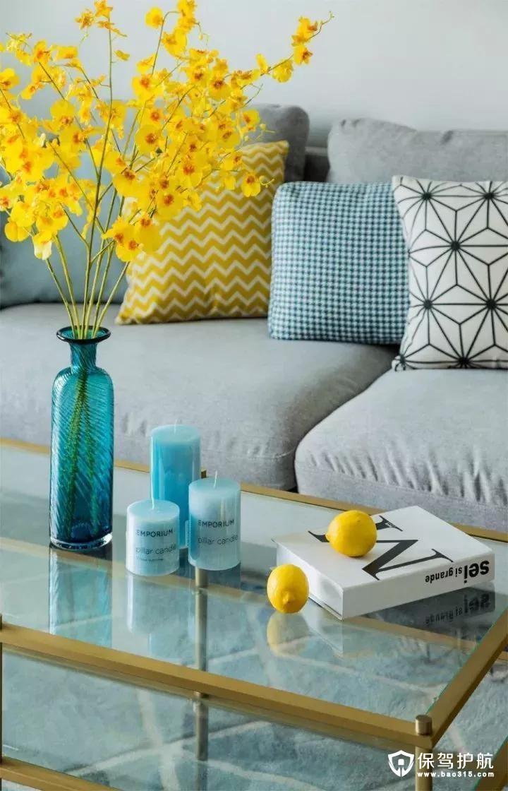 金属质感结合上温馨的插花，还有暖色清新的抱枕，让客厅显得满满的人文与温馨