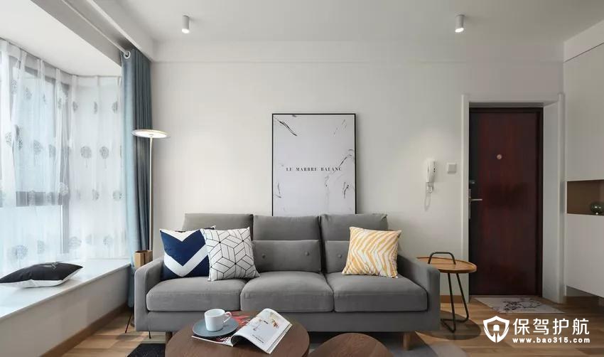 白色墙面搭配干净低调的浅灰色沙发，再配上色彩较亮的抱枕，空间的层次感更加丰富。