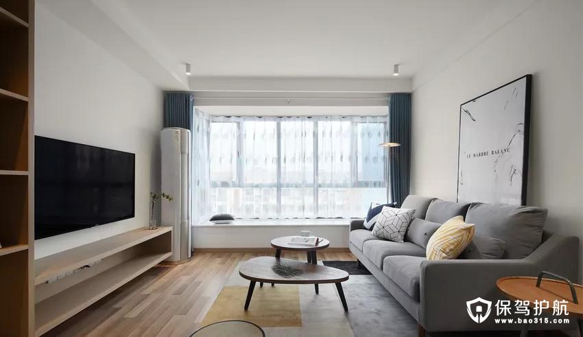 原木色铺陈风格基底，配以宁静的浅灰色沙发，自然清新感由然而生，大大的飘窗，日光透过纱帘照进室内，温暖柔和，惬意舒适。