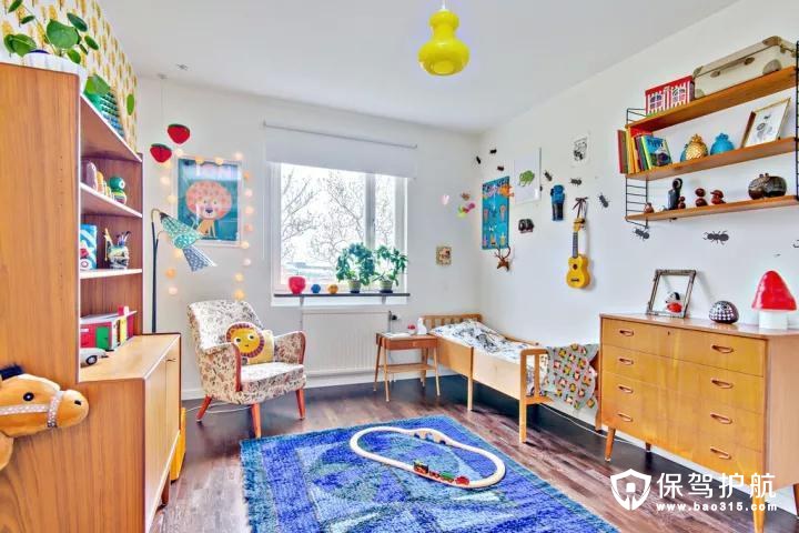 儿童房整个空间以暖木色为基础，通过加入很多可爱的小物品，增添空间的童趣气息。