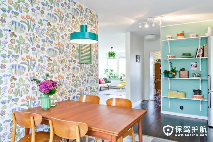 木质的餐桌椅，搭配旁边独特的植物图案壁纸，显得自然而又舒适；一旁的墙面以蓝色为基础，装上一个多层的搁架，摆上装饰品或绿植，让墙角都显得格外的精致清新。