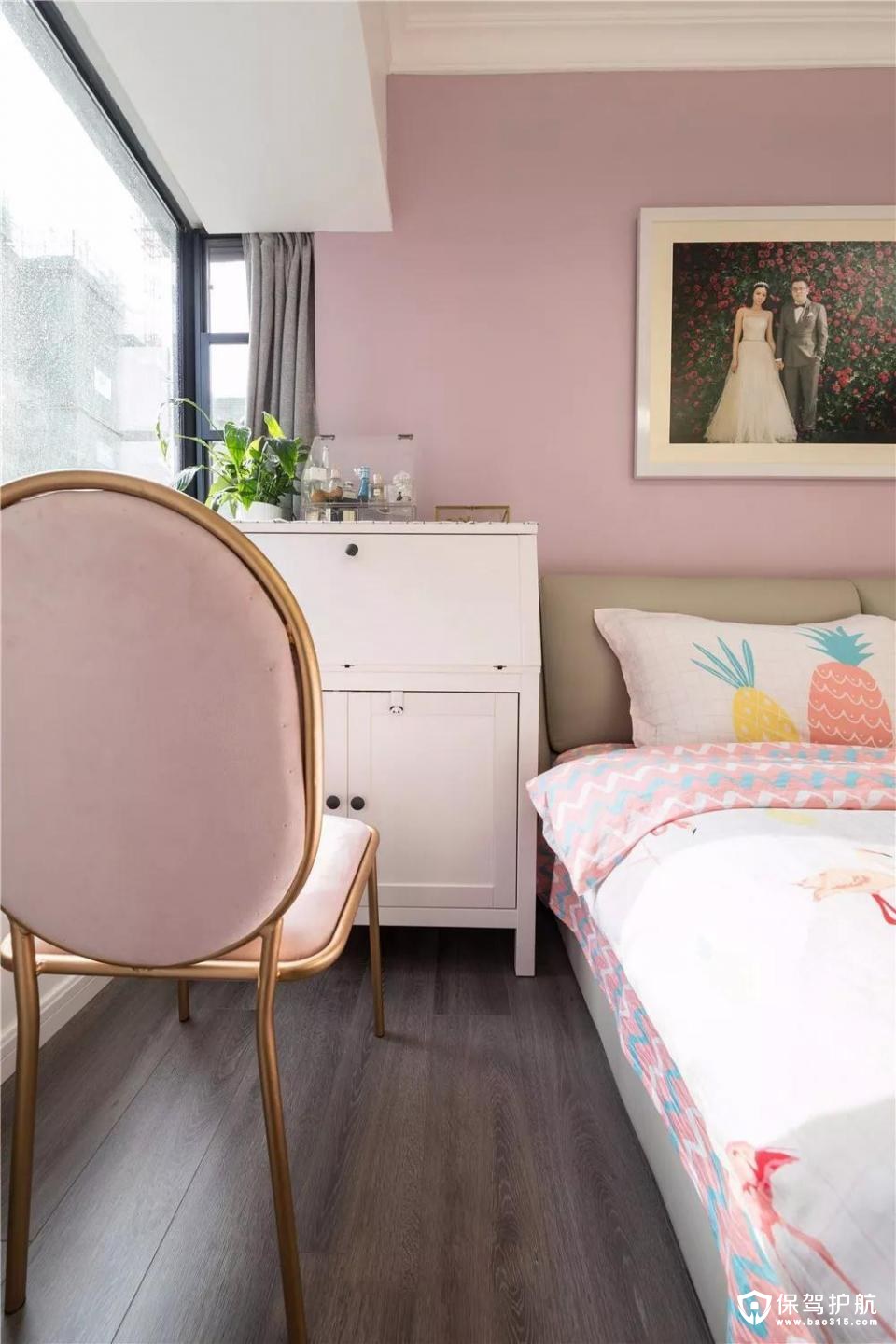 床头的背景选择了她喜欢的藕粉色，和其他白色墙面进行对比，让整个空间既温馨又不浮夸。