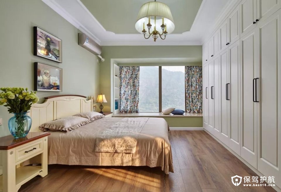 主卧的天花处理与客厅一样，四周白色边框+中间淡绿色，打造出一个独特舒适的空间气息；