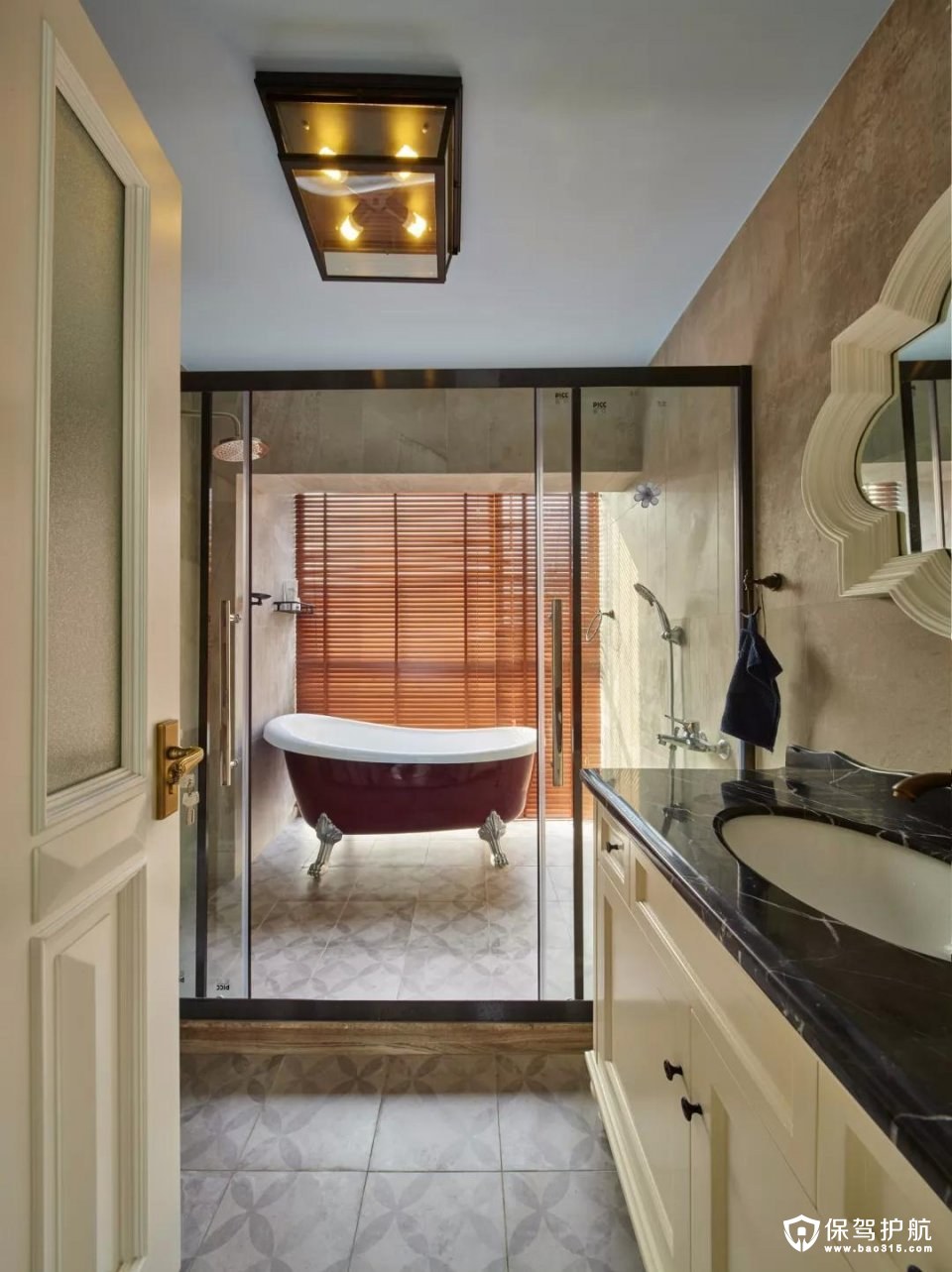 主卫里摆一个成品浴缸，以木色的百叶窗帘，让这个浴室显得格外的自然舒适；