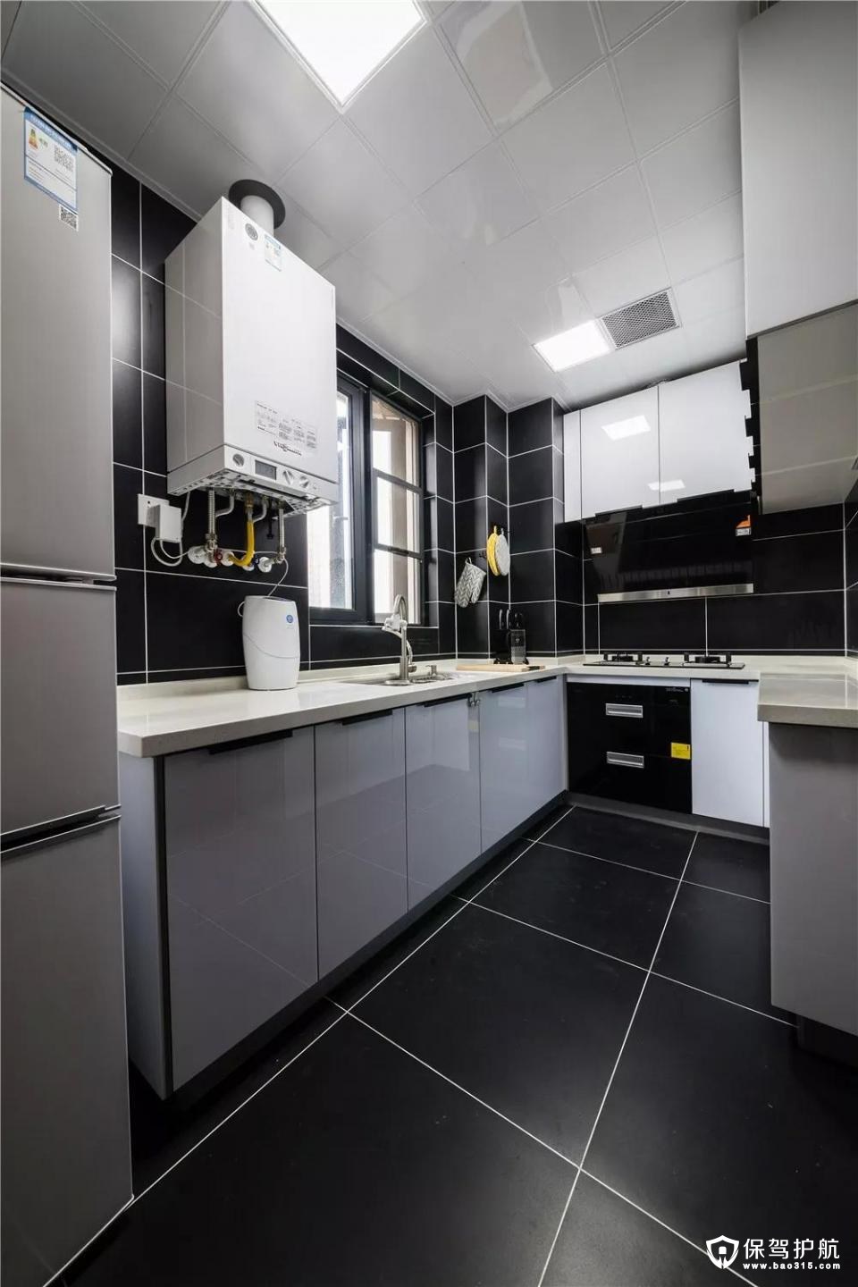 厨房选用深灰色的瓷砖和白色橱柜进行搭配，让空间层次更加的丰富。