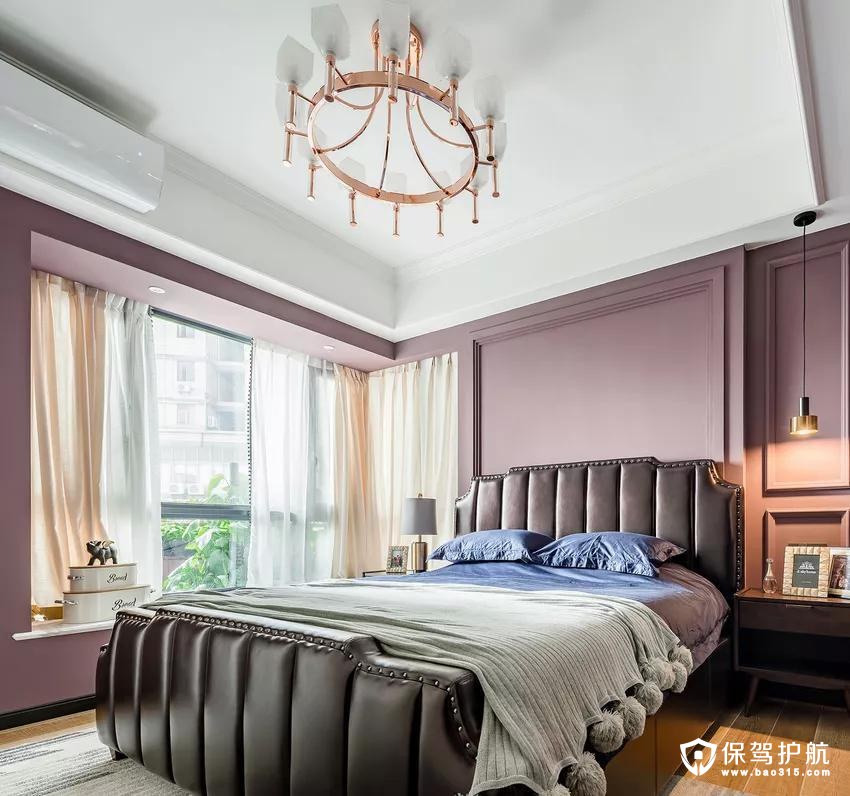 主卧室浅棕色、黑色、紫色、白色，四大色块干净利落的划分出主卧的空间层次，床头细节的处理使空间更有纵深感。