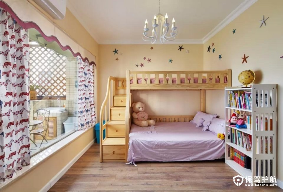儿童房装的是一个上下床，上上铺的小梯子还有收纳柜，整体木质的床，空间自然而又大方；而墙面上的五角星吊坠，结合可爱的窗帘，让这个空间充满童趣的气息；