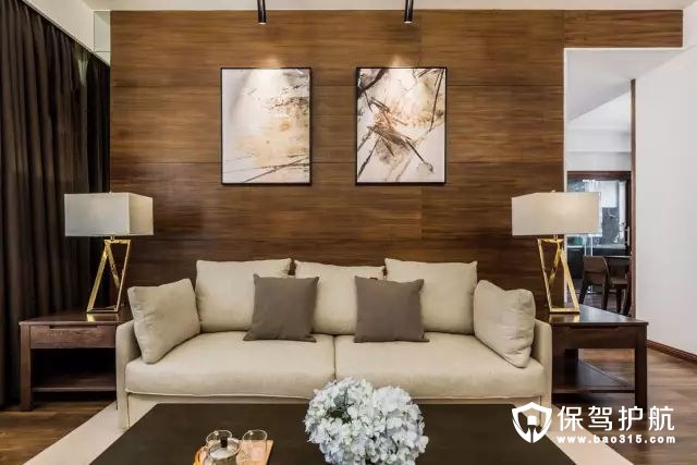 整体色调搭配沉稳、雅致，尤其是沙发背景墙的设计，有木质的自然纹理和温润的特质，让人倍感舒适。