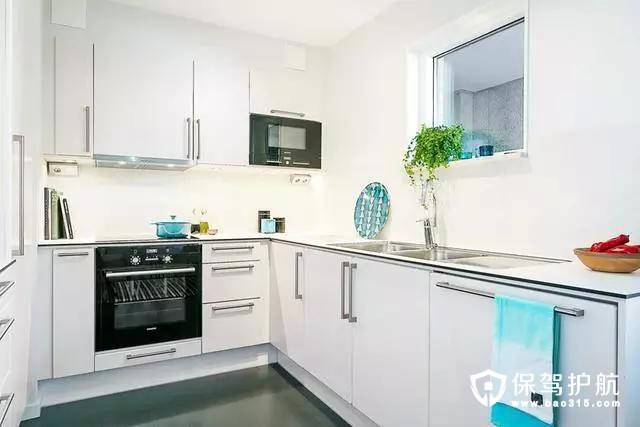 L型的厨房设计不仅节约了空间，蓝色的厨具和蓝色毛巾成了点缀之笔。