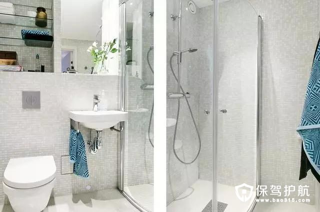浴室依然惯用白色的瓷砖，采用干湿分离，白色的玻璃门让空间看起来没有那么狭小。蓝色的毛巾给素净的卫生间增加了一些色彩。