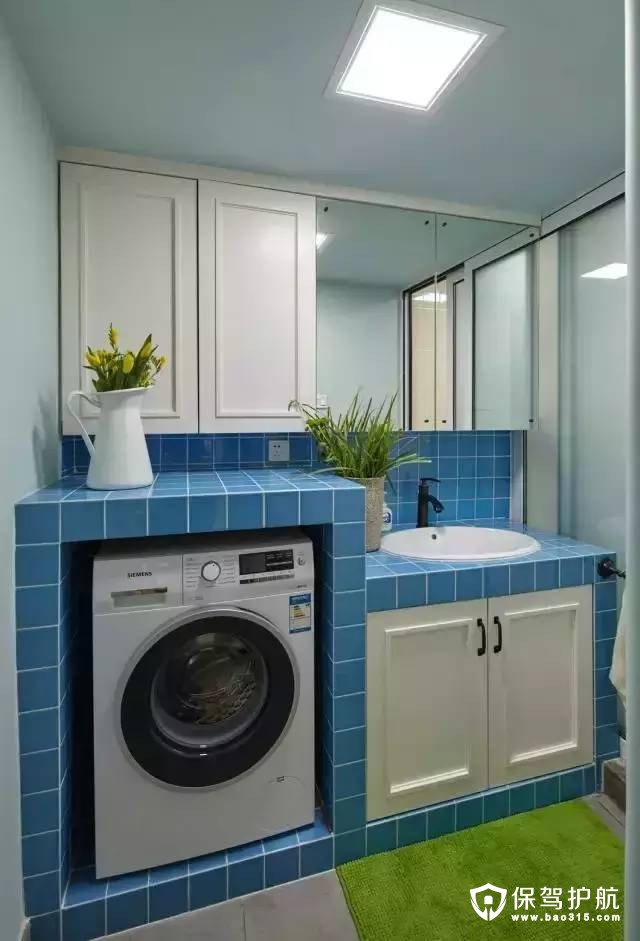 较后来看看卫生间了，洗衣机也放到这边了，柜子和玻璃一是放东西，一是扩大视线，都很有用的，干湿分离也是少不了~