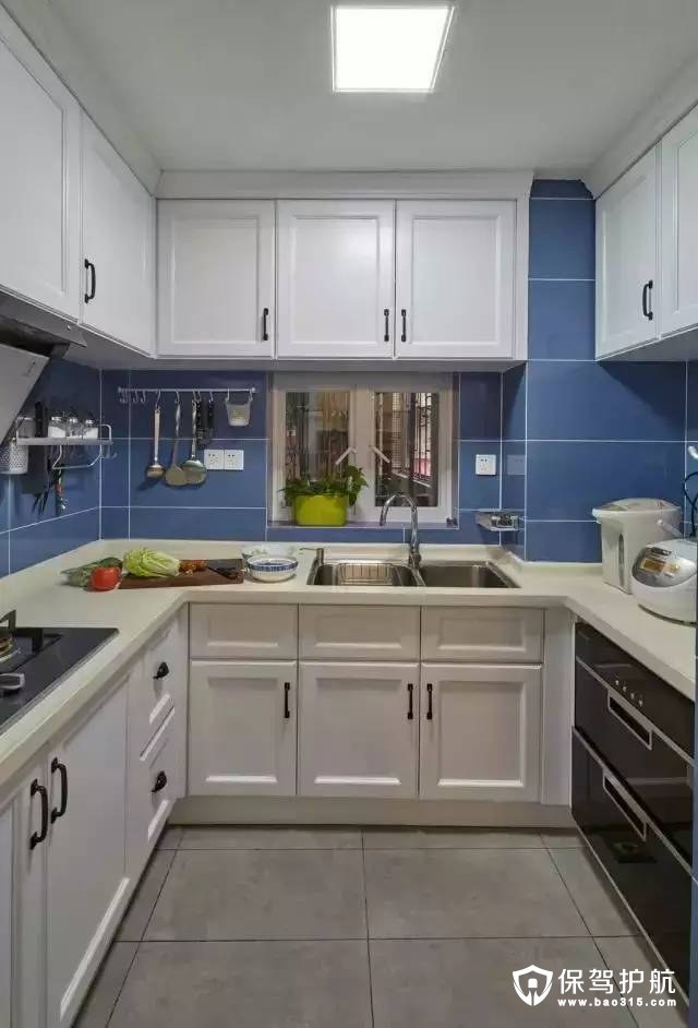 厨房是我的天下，为了避免太无趣，我就把墙面做了蓝色，看起来果然舒服多了~