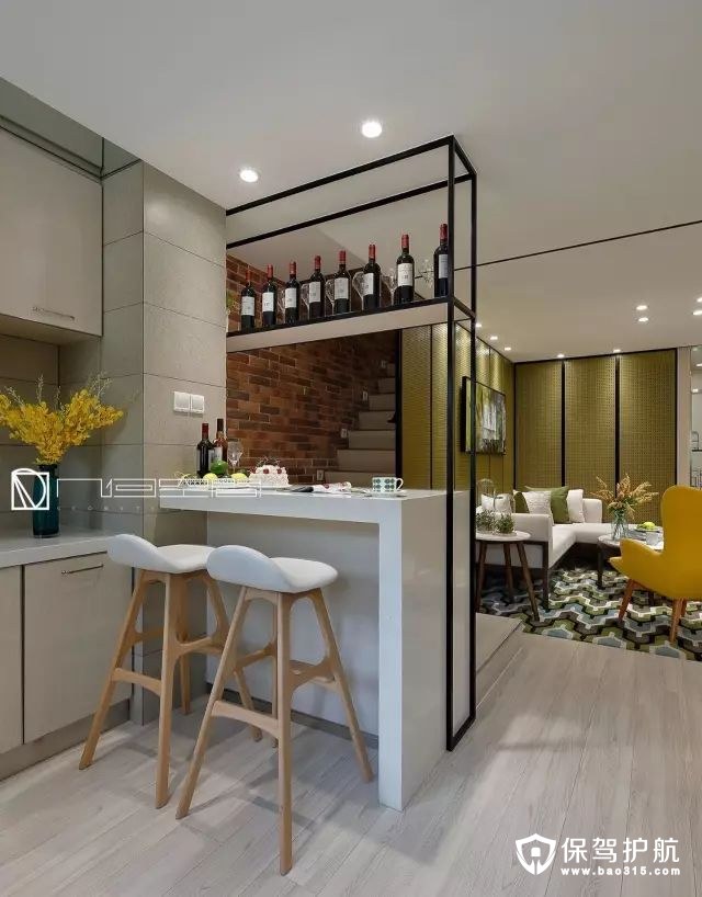 一个简易的酒柜轻松的将厨房与客厅分隔开来，再摆上两张高脚凳，这里也能作为一个迷你小吧台，很有情趣。