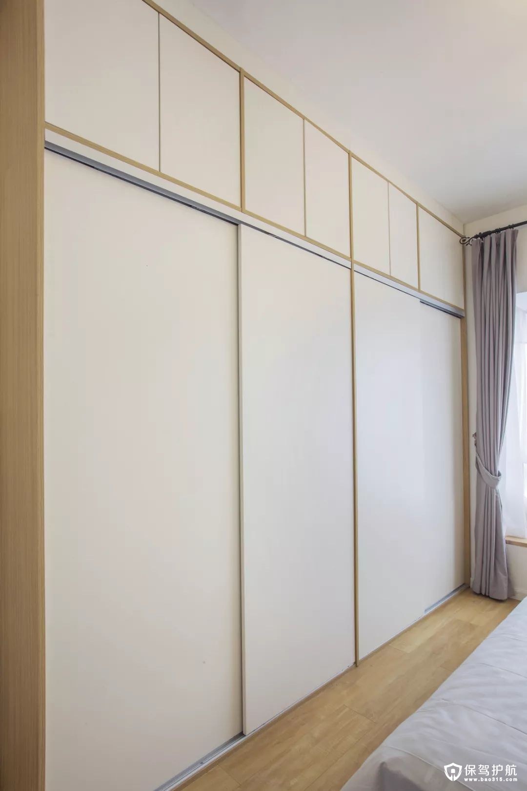 卧室白色原木质感入墙式整体衣柜