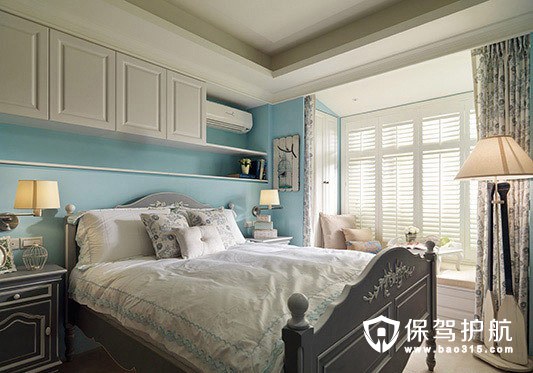 淡蓝色床头背景墙卧室