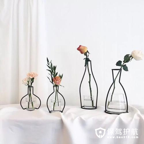 极简造型的铁艺花瓶
