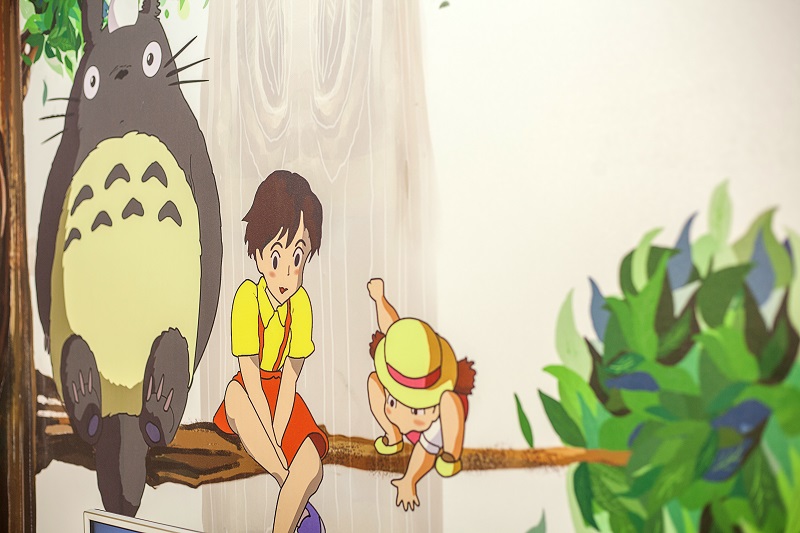 客厅墙纸则采用宫崎骏的动漫龙猫当做背景，当繁忙工作结束回到家，有一种自然的归属，连心情都是美美哒！.jpg