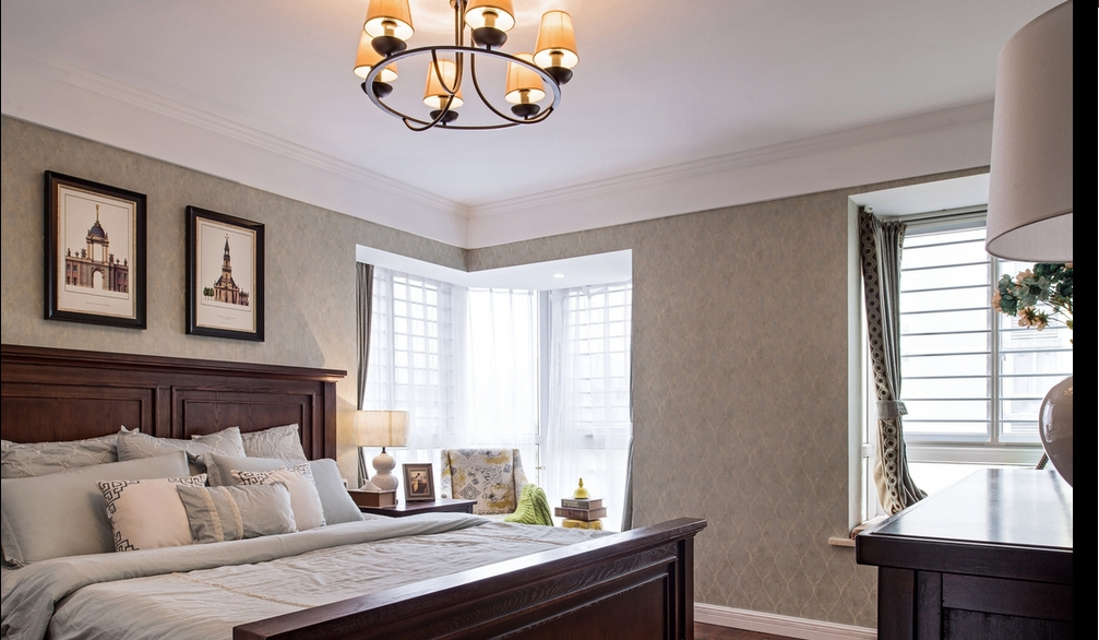 卧室作为主人的私密空间，考虑了功能性和实用性，温馨柔软的成套布艺来装点，同时在软装和用色上非常统一，都选取了浅色的月牙白。.png