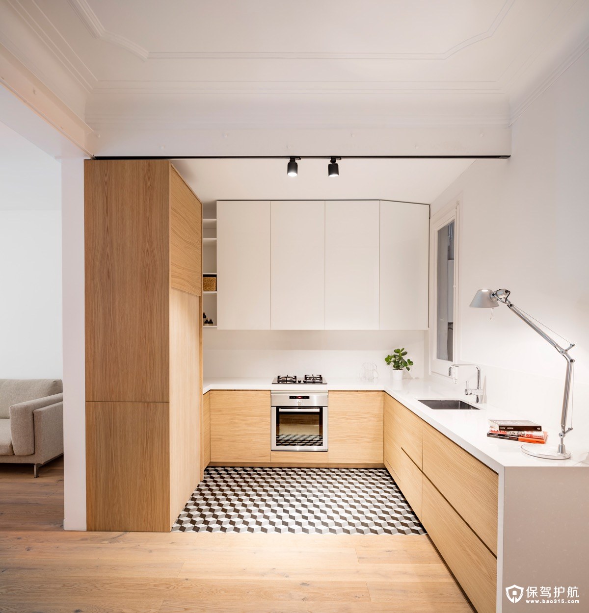 日式风的l型厨房设计,3d的地砖都有延伸放大这个小厨房空间的作用.