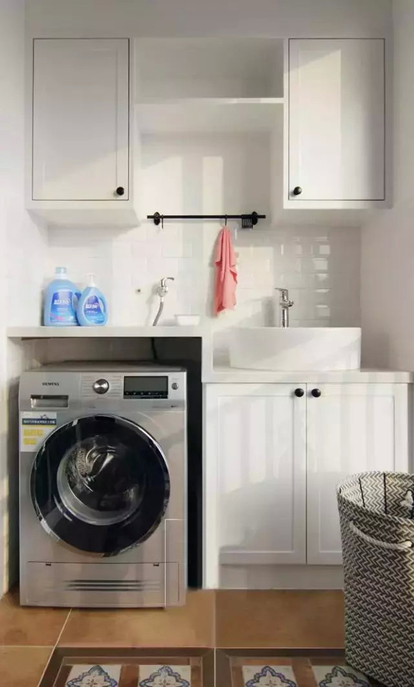 阳台把洗衣机嵌入到洗手盆柜内,洗手盆上方还装了收纳柜,白色调中以