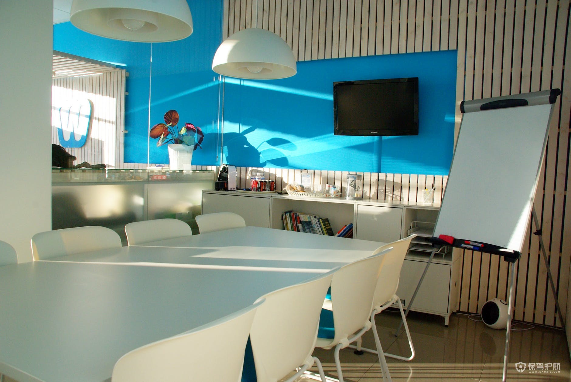 商务温馨现代小型会议室桌椅设计装修效果图