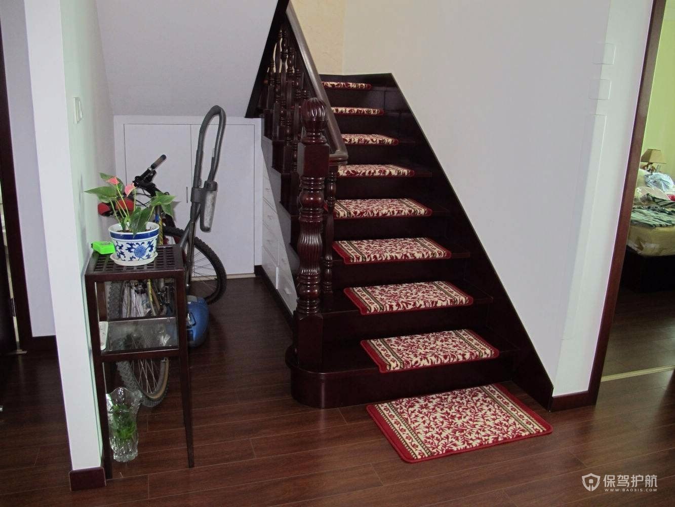 家用楼梯需不需要铺地毯2
