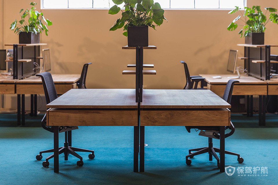 木质格调办公室办公桌椅装修图