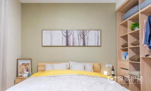 床头墙面刷成灰绿色，搭配明黄色的床品，冷暖色调达到平衡，也营造出活泼氛围-保驾护航装修网