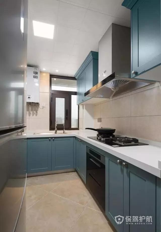 厨房蓝色柜门+白色大理石台面