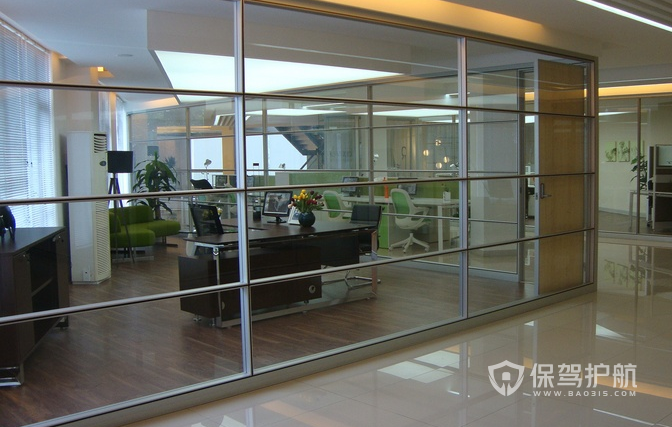 现代办公室玻璃隔断装修效果图