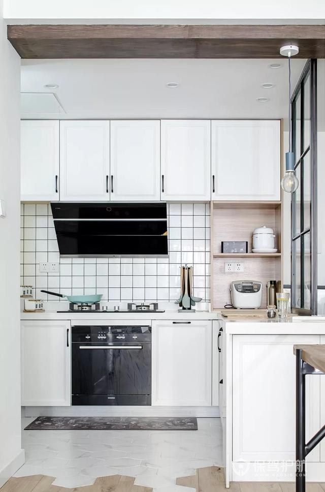 厨房和玄关通过黑色不锈钢的造型来分隔-保驾护航装修网