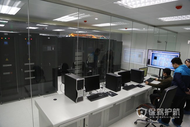 大型开放式办公室机房装修效果图
