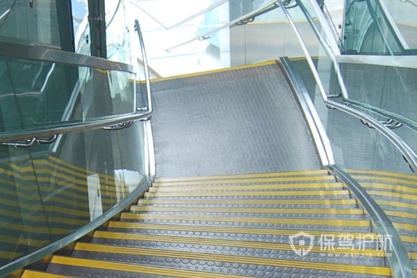 不锈钢楼梯踏步板安装效果-保驾护航装修网