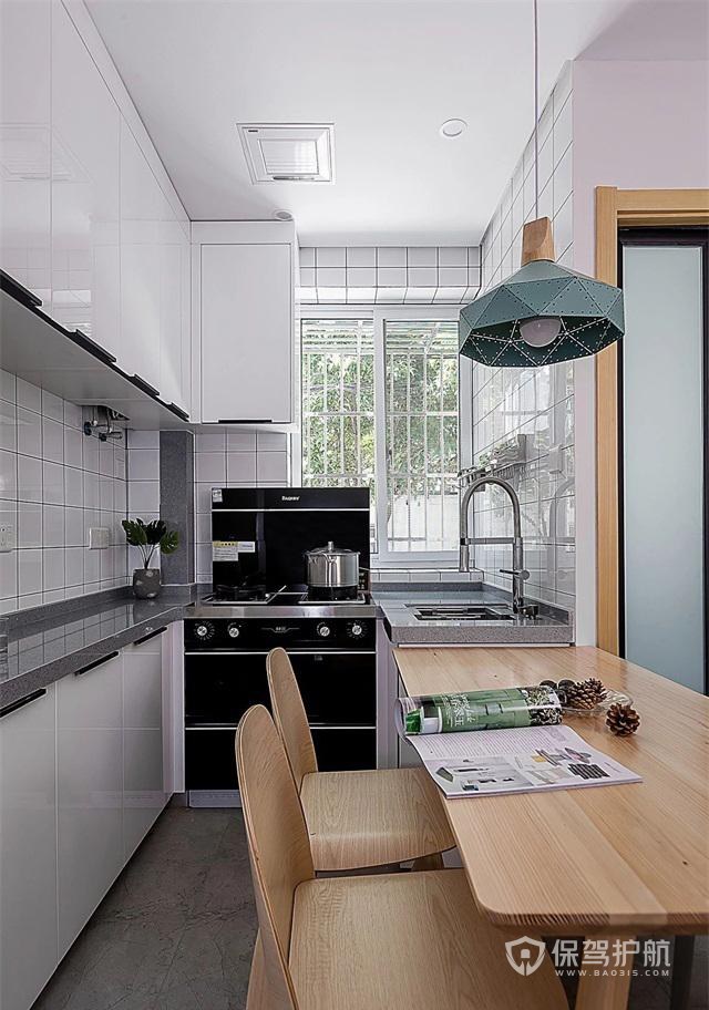 在厨房燃气灶的一侧设计了一个大窗户,让厨房的整体采光特别的好