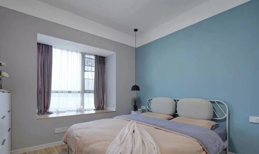 主卧室选择了清新淡雅致的 浅蓝色为床头背景 与浅灰色的搭配 营造了