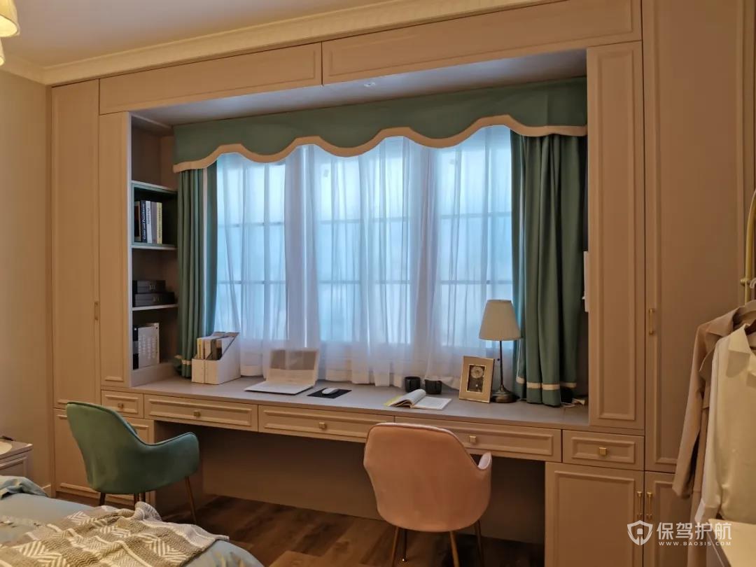 主卧飘窗是侧柜与书桌一体式设计,不仅实用还提升卧室格调.