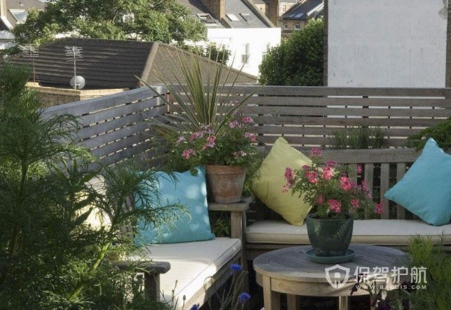 阳台休闲小花园木制围栏装修效果图