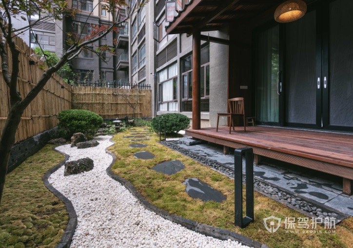 日式简约风复式楼门口花园碎石路装修效果图