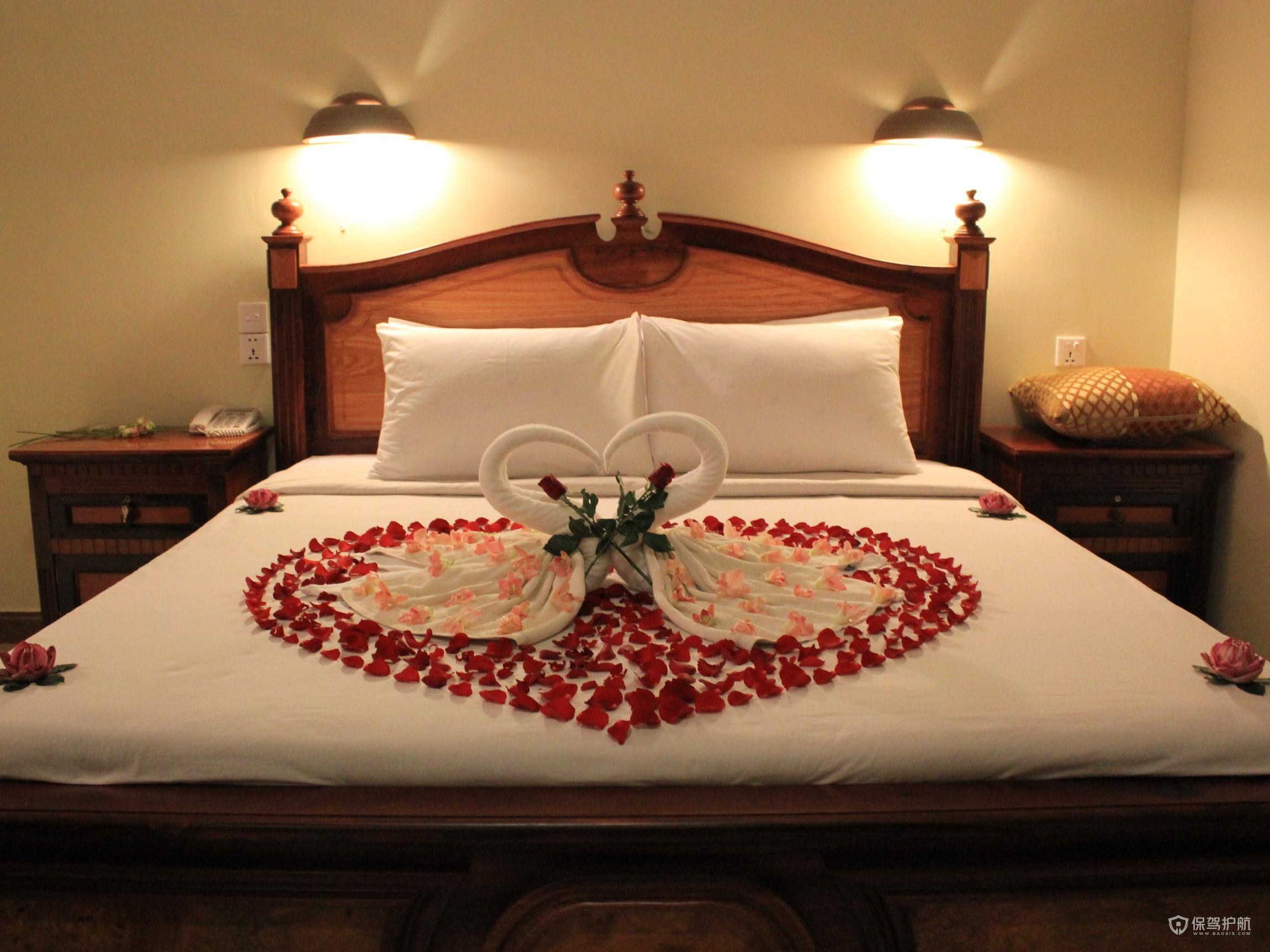 酒店创意客房床上布置图片-保驾护航装修网