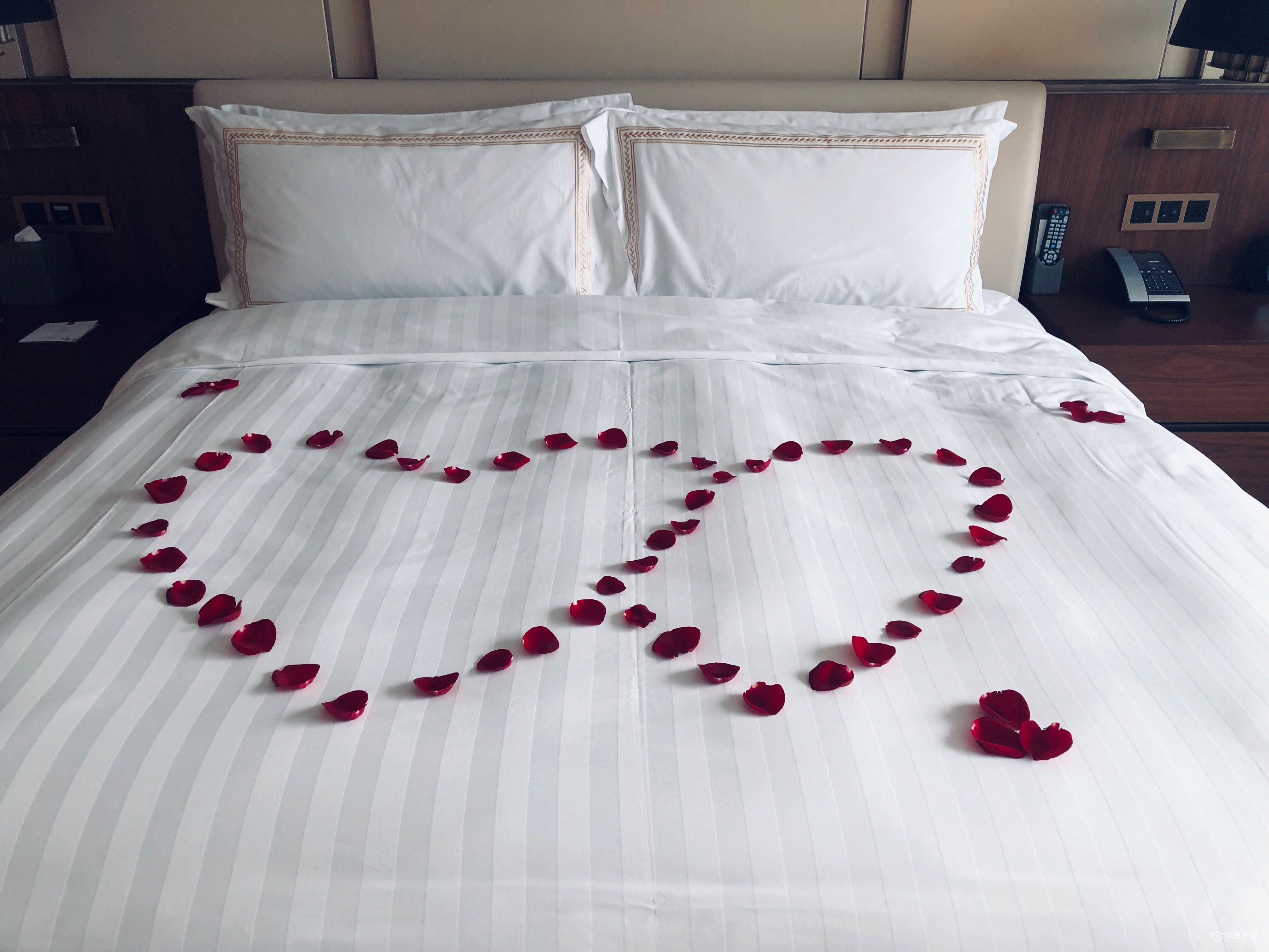 酒店创意客房床上布置技巧 酒店创意客房床上布置图片
