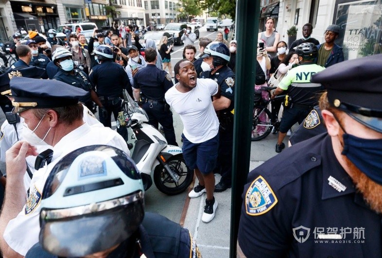 纽约市长女儿参加抗议活动被捕-保驾护航
