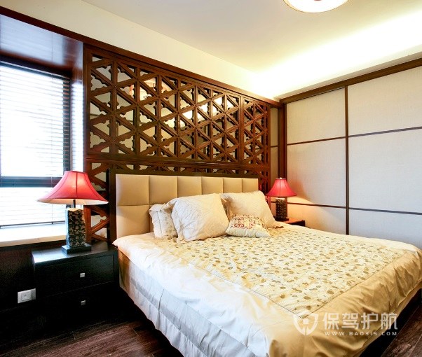 东南亚古典风卧室实木背景墙装饰效果图