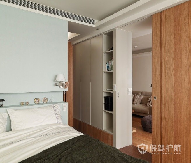 公寓日式简约风卧室淡蓝色背景墙装修效果图