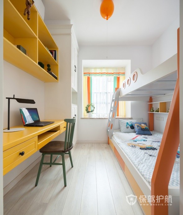北欧风儿童房橙色书桌置物架装修效果图