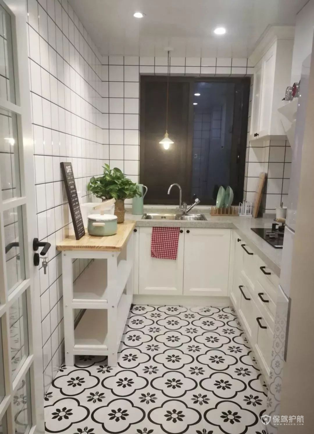小户型厨房这样设计，不大不小刚刚好，收纳整洁又美观！_橱柜
