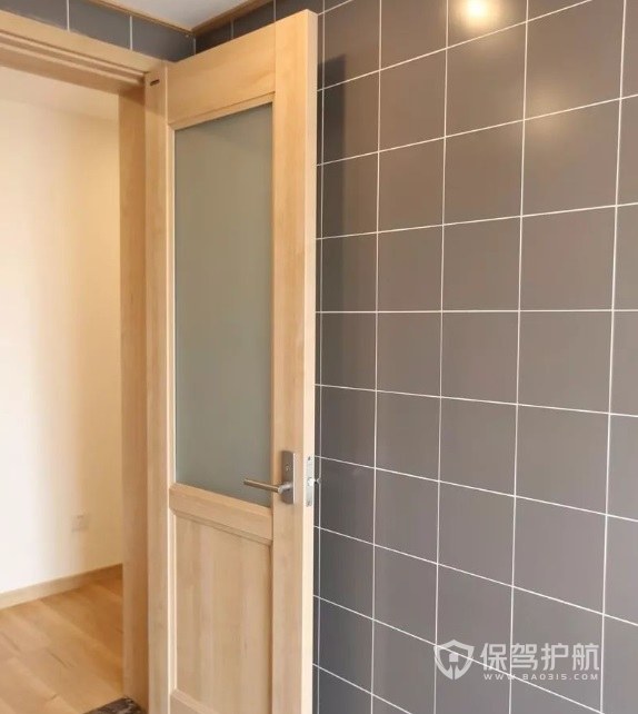 日式简约风卫生间木门装修效果图