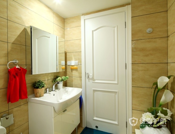 小户型卫生间白色木门装修效果图