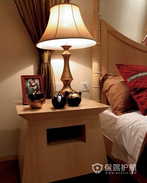 卧室日式创意实木床头柜装修效果图