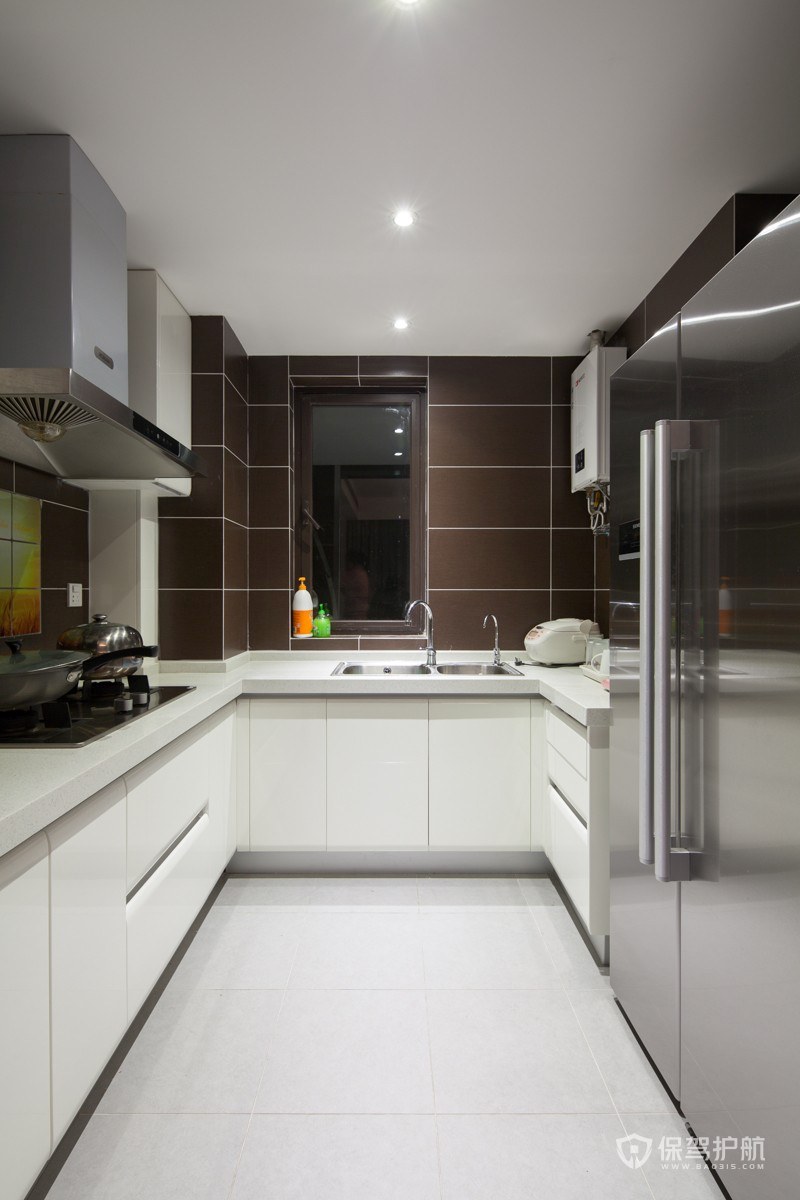 现代风格U型厨房橱柜装修效果图